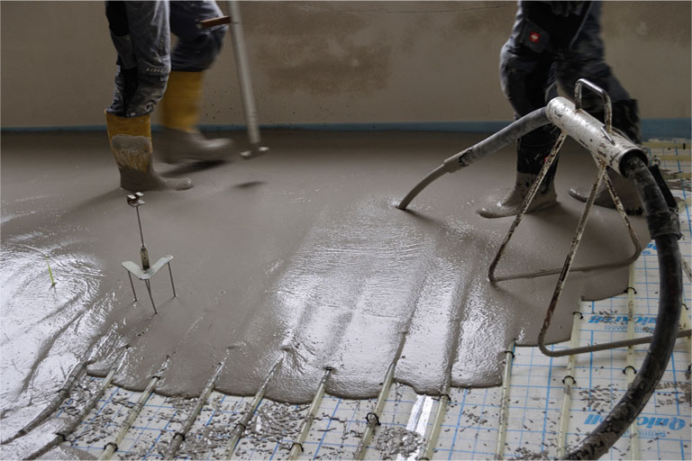 Nahaufnahme von Schnellestrich beim Einbau.