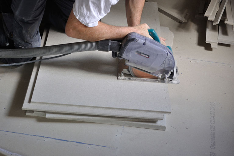 Nahaufnahme von Trockenestrich beim zuschnitt.